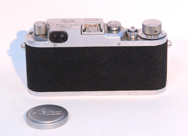 A VINTAGE LEICA CAMERA (No. 483396) with Leitz Elmar 1:3, 5 lens & with leather case. - Image 6 of 8