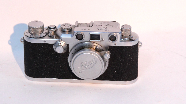 A VINTAGE LEICA CAMERA (No. 483396) with Leitz Elmar 1:3, 5 lens & with leather case. - Image 3 of 8