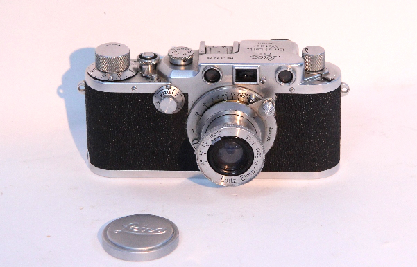 A VINTAGE LEICA CAMERA (No. 483396) with Leitz Elmar 1:3, 5 lens & with leather case. - Image 4 of 8