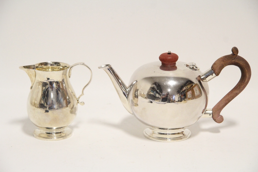 A bullet-shaped teapot in the early 18th century style, London 1978 by Wakely & Wheeler (14 oz); & a