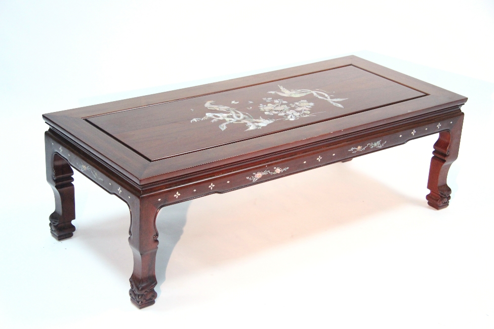 A Chinese hardwood low rectangular occasional table, matching the preceding lot; 50" x 22". - Bild 2 aus 3