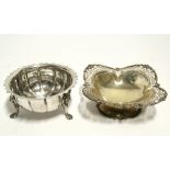 An Irish round fluted sugar bowl with cut-card rim, & on three lion mask & paw feet, 4¾" diam.,