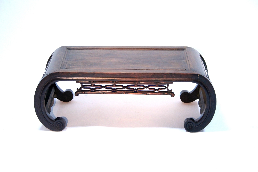 A Chinese hardwood rectangular low occasional table with pierced frieze to both sides, the scroll - Bild 2 aus 2