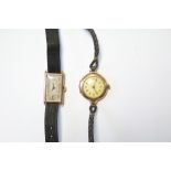 An Art Deco ladies’ wristwatch with rectangular silvered dial & 9ct gold case (London import marks