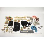 Various items of costume jewellery.