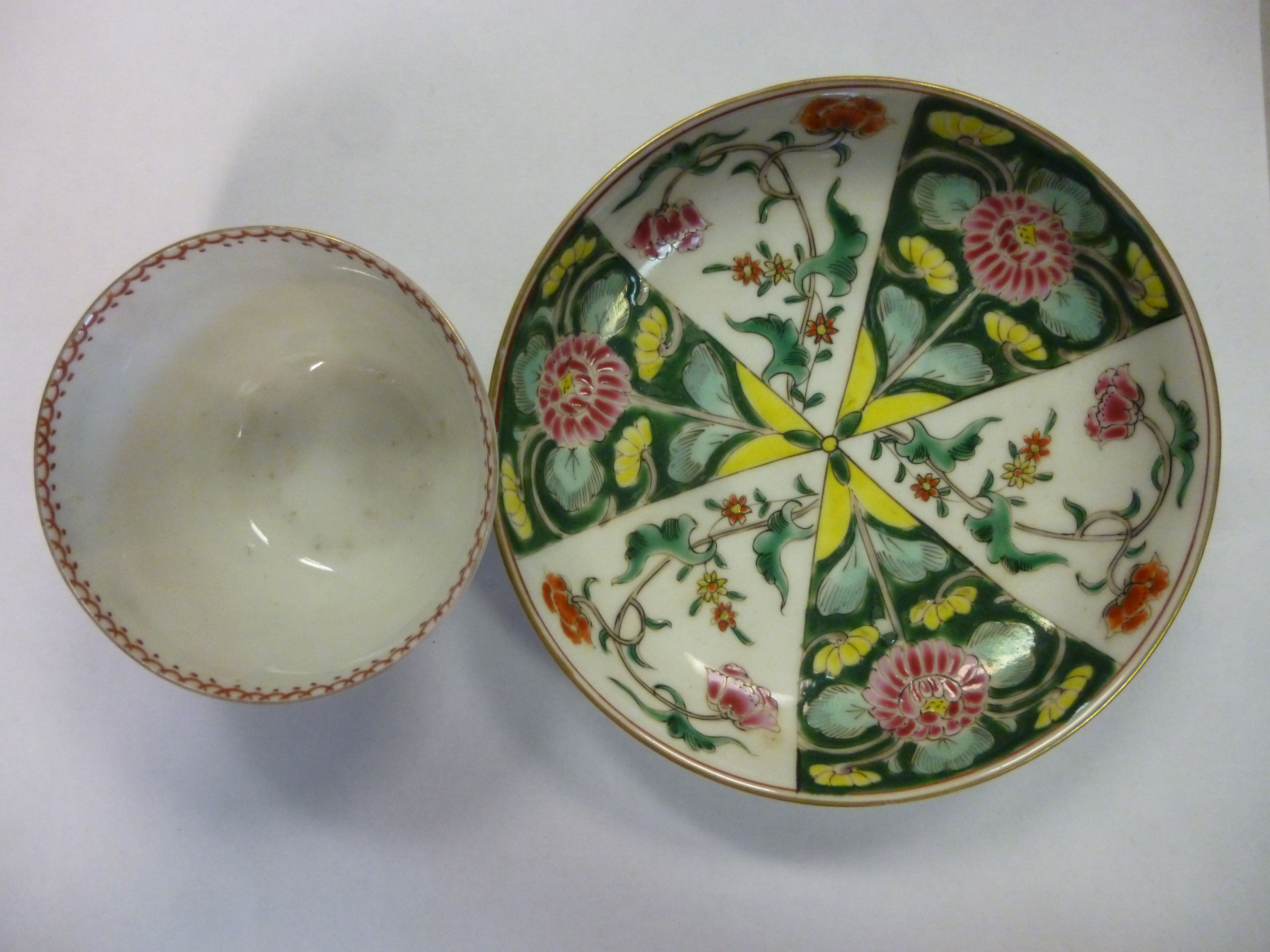 An early 20thC Chinese porcelain tea bow - Image 2 of 3