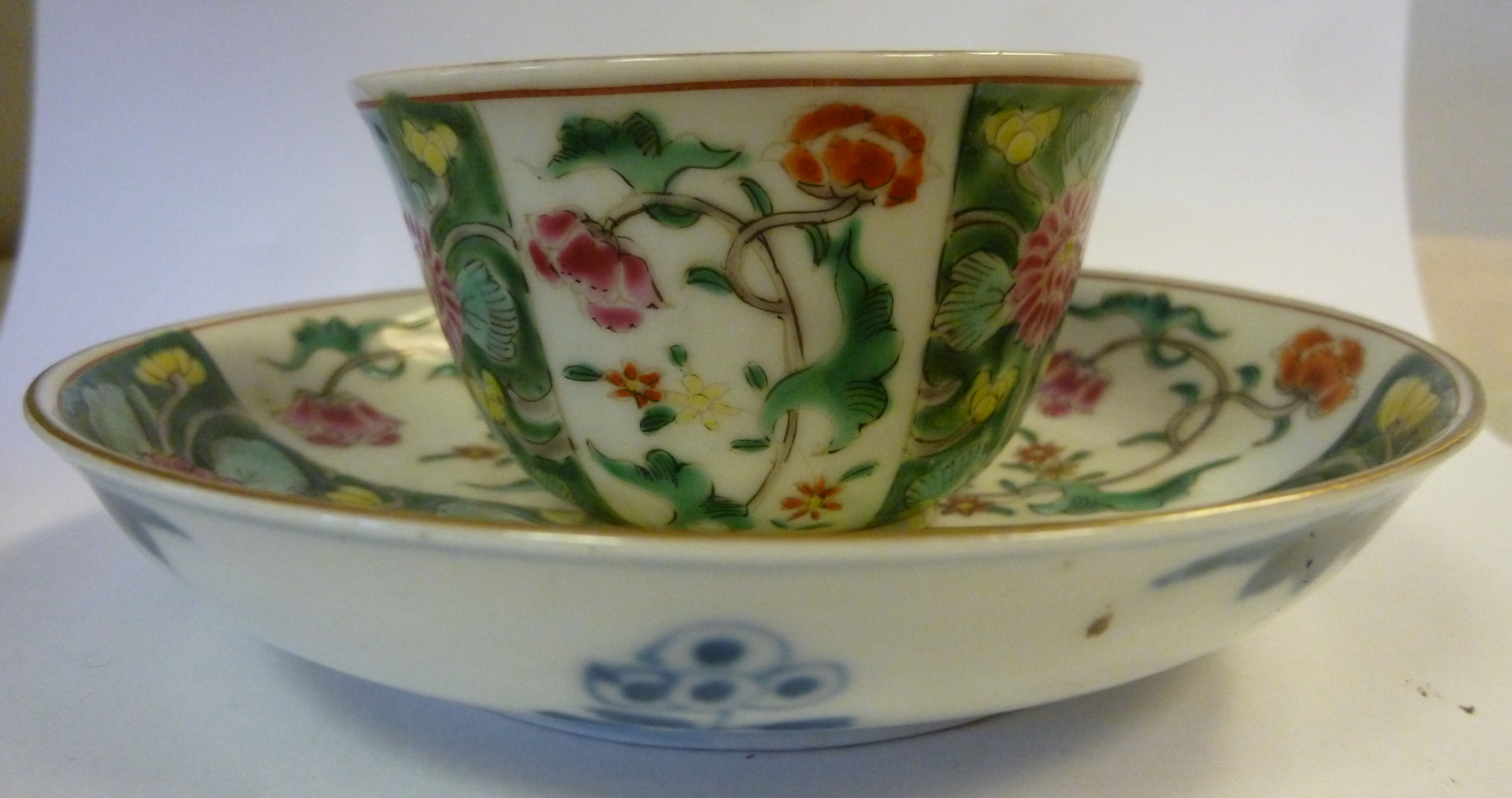 An early 20thC Chinese porcelain tea bow
