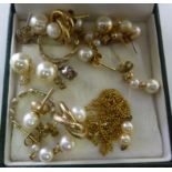 Gold coloured metal and pearl set jewell
