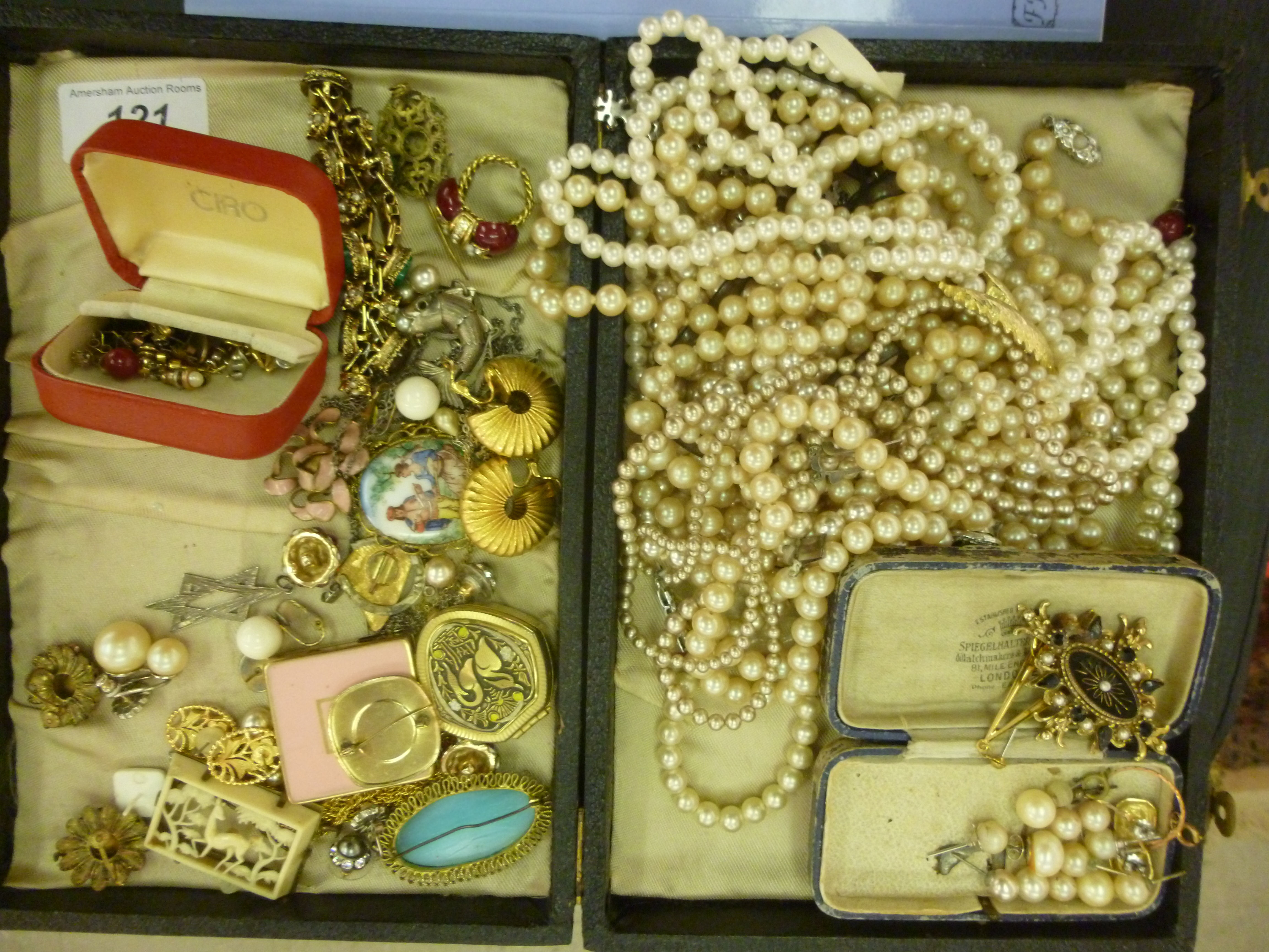 Costume jewellery and items of personal