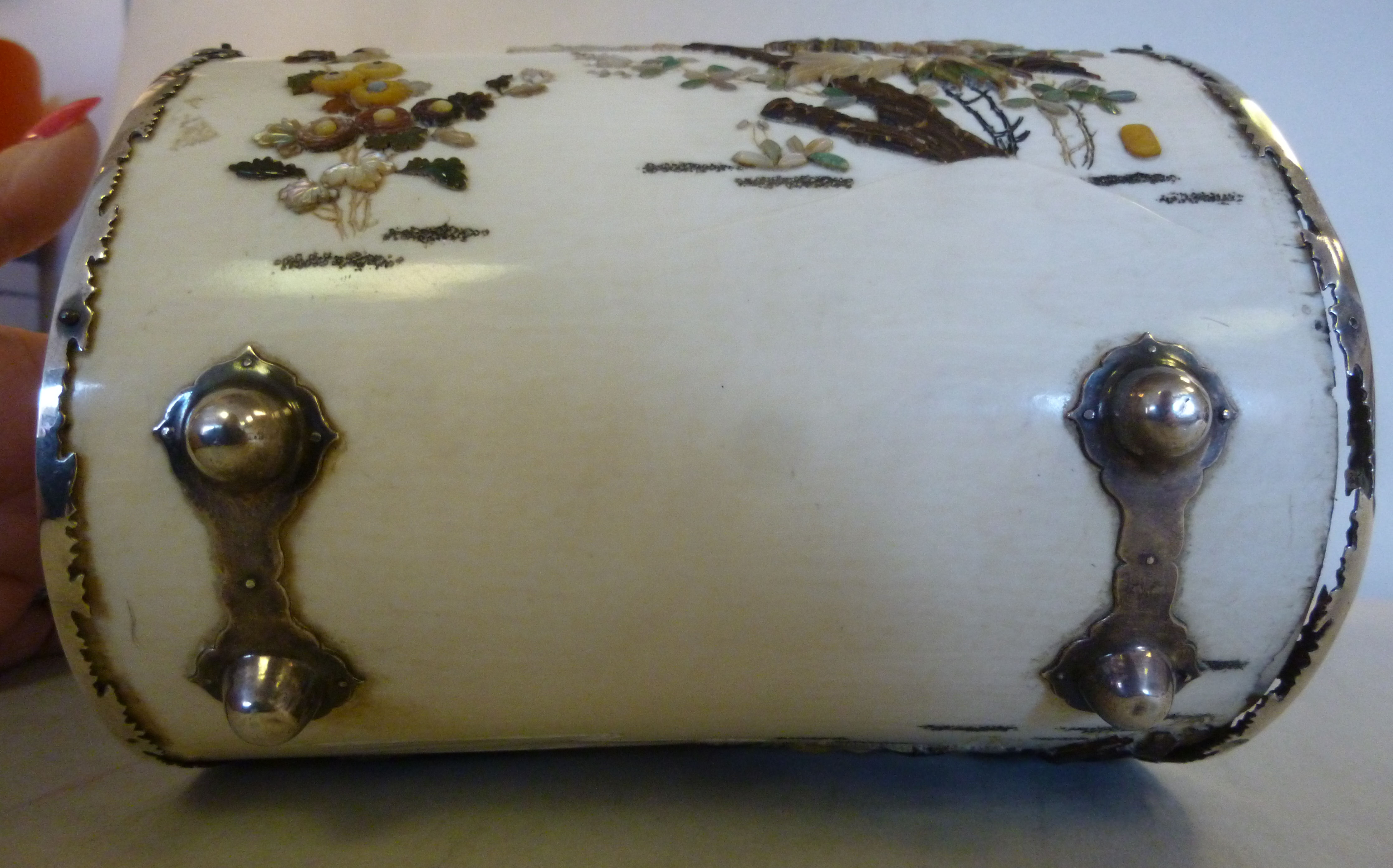 An early 20thC Japanese ivory casket, th - Image 10 of 11