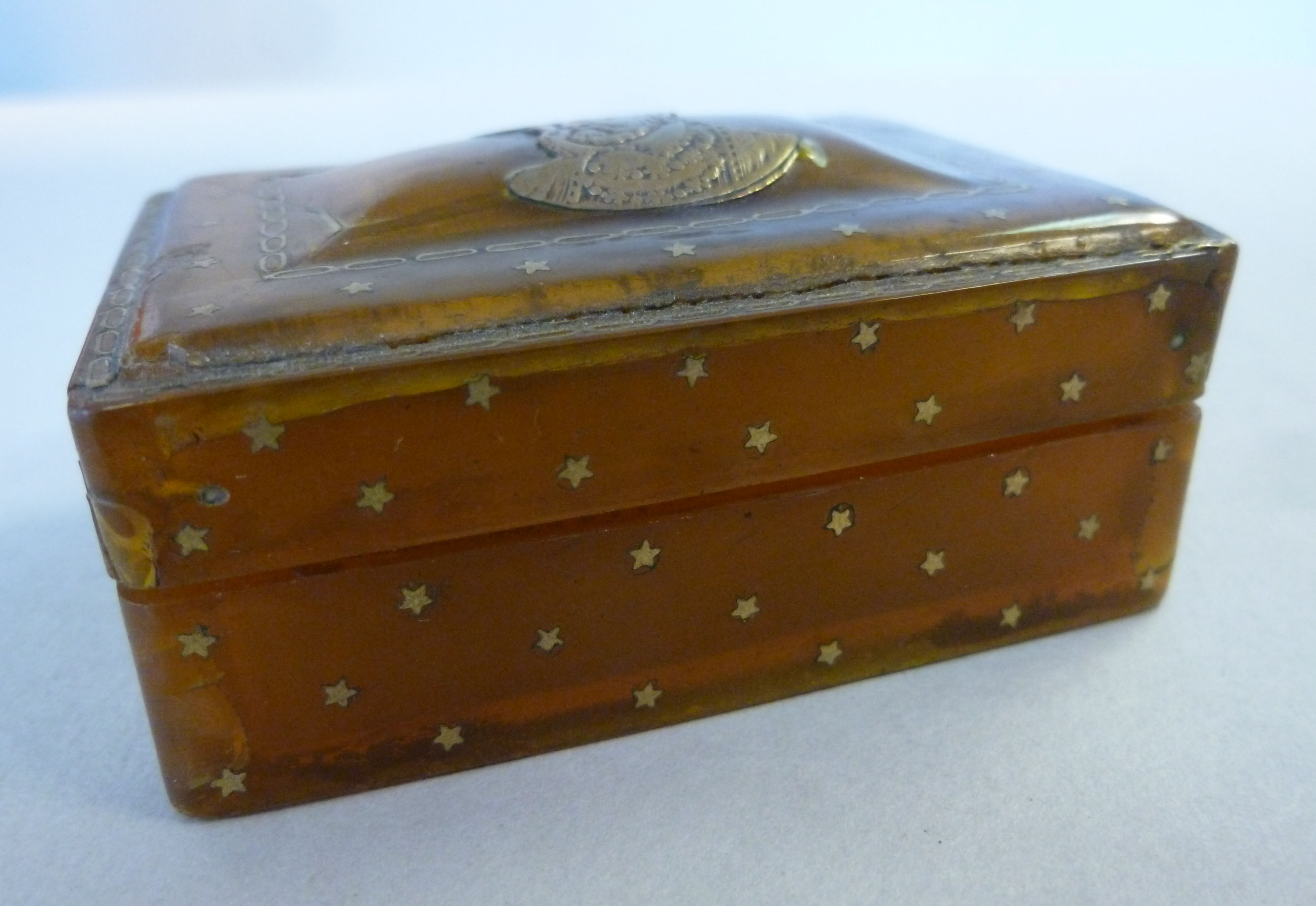 An 18thC horn trinket box, inlaid in yel - Image 2 of 7