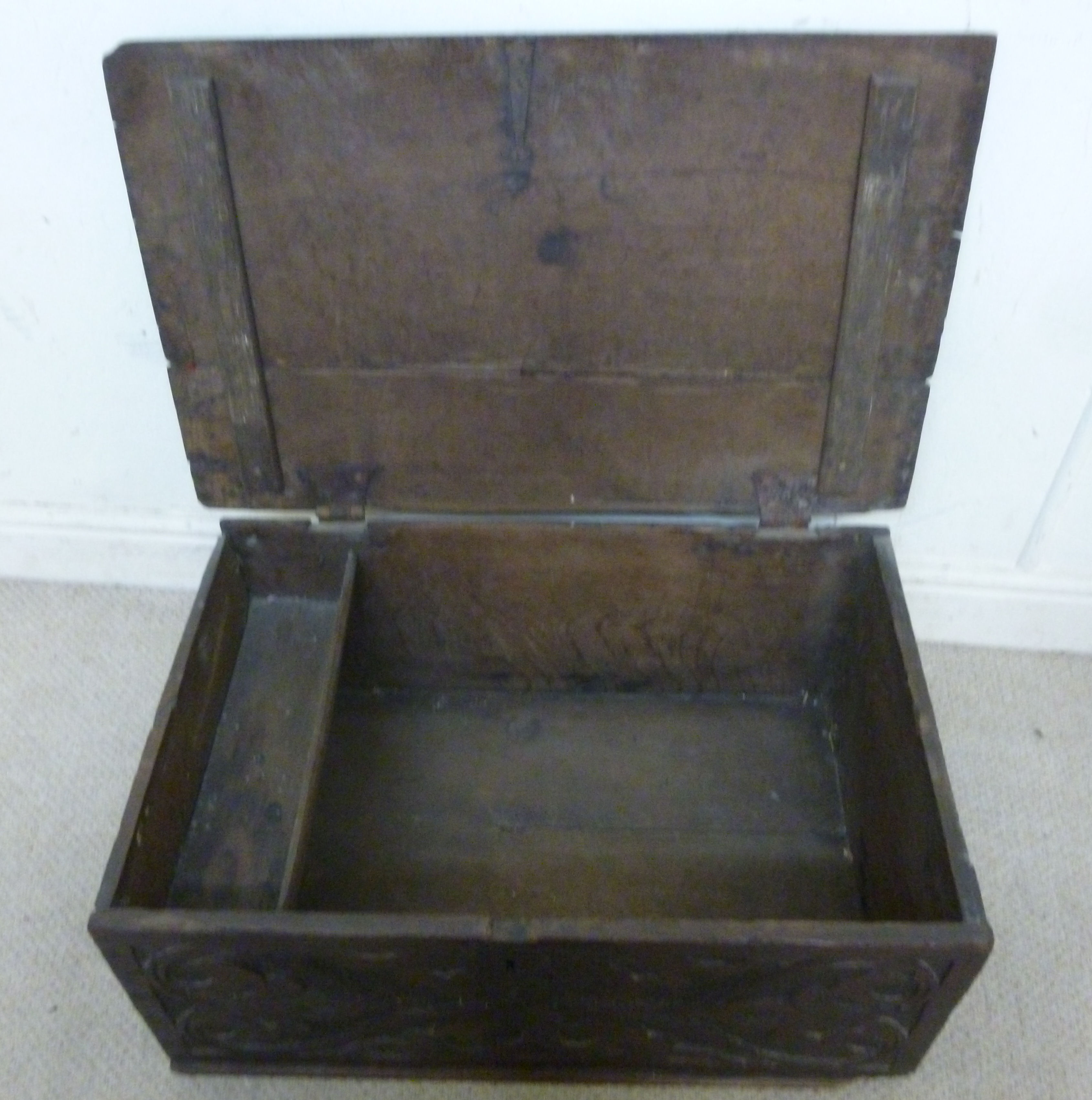 A late 17th/18thC boarded oak bible box, - Image 4 of 4