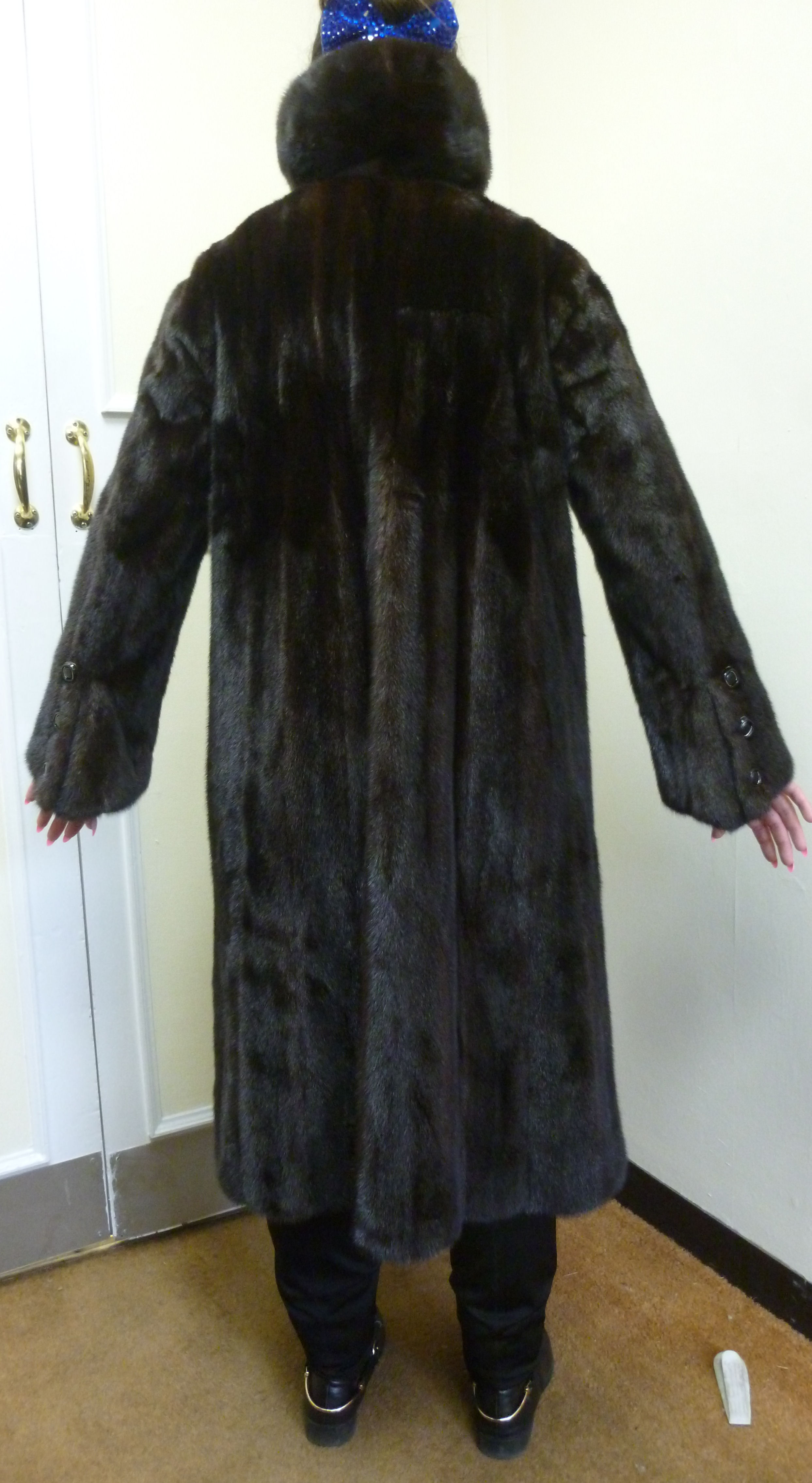 A mink coat, having a rolled collar, a b - Image 4 of 8