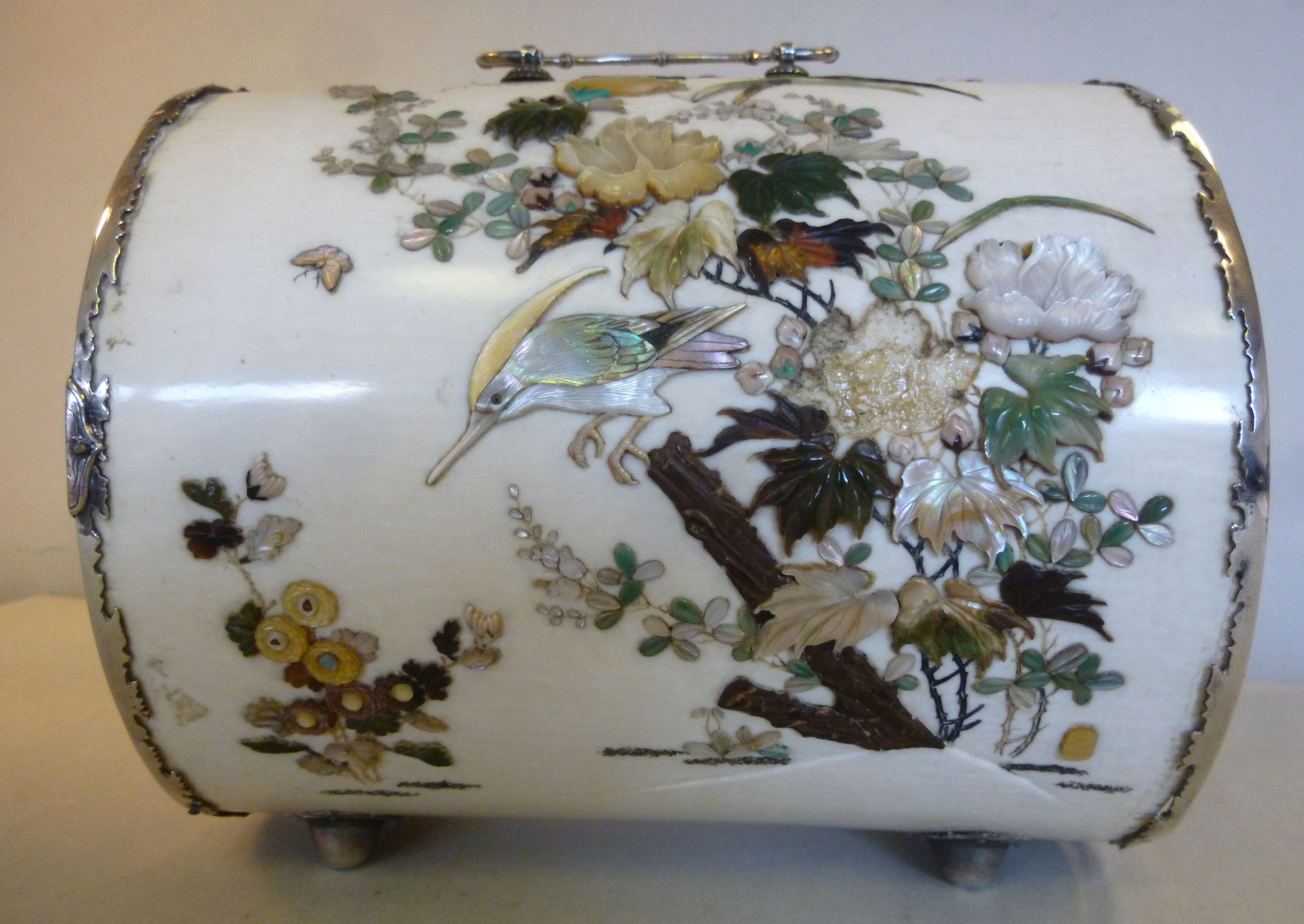 An early 20thC Japanese ivory casket, th - Image 3 of 11