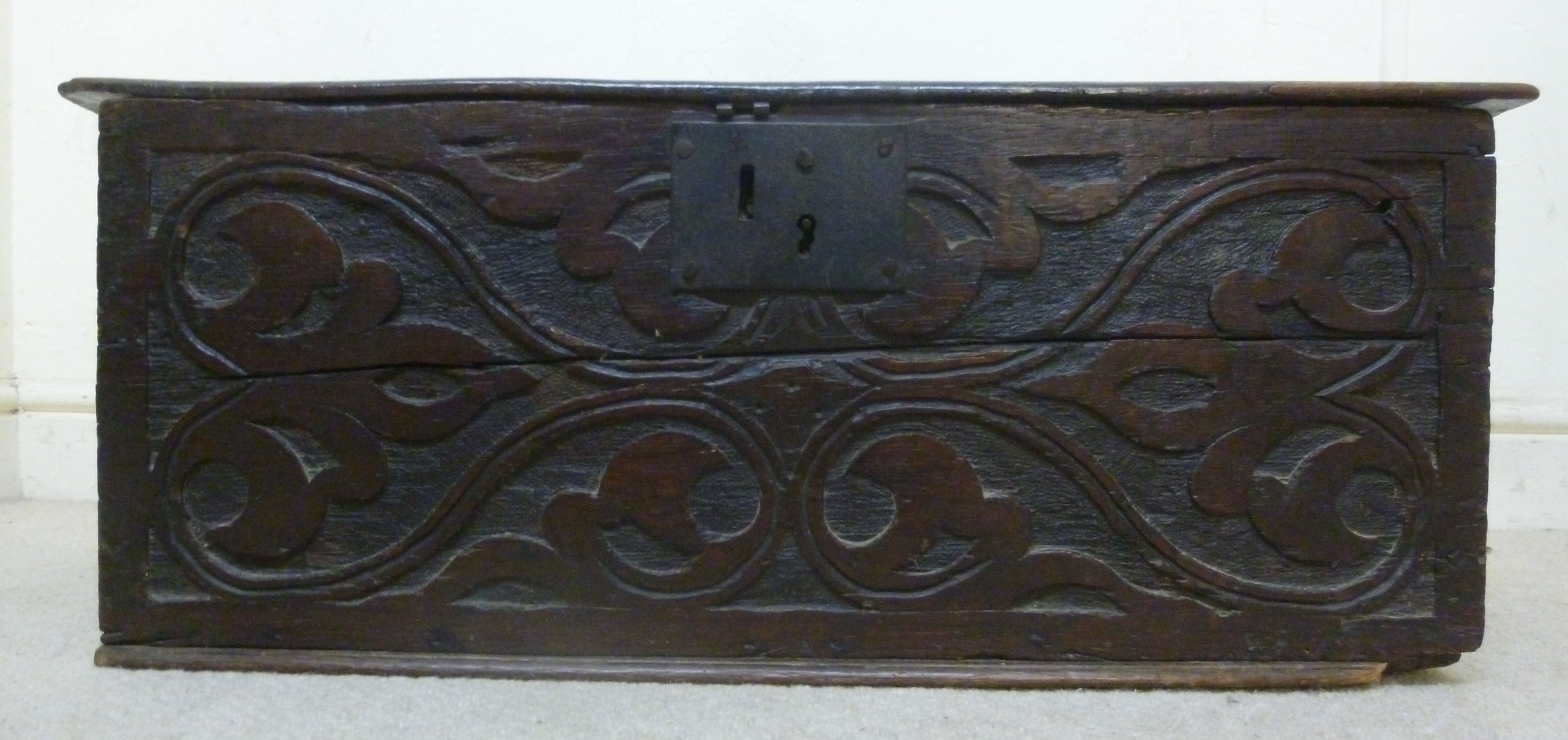 A late 17th/18thC boarded oak bible box, - Image 2 of 4