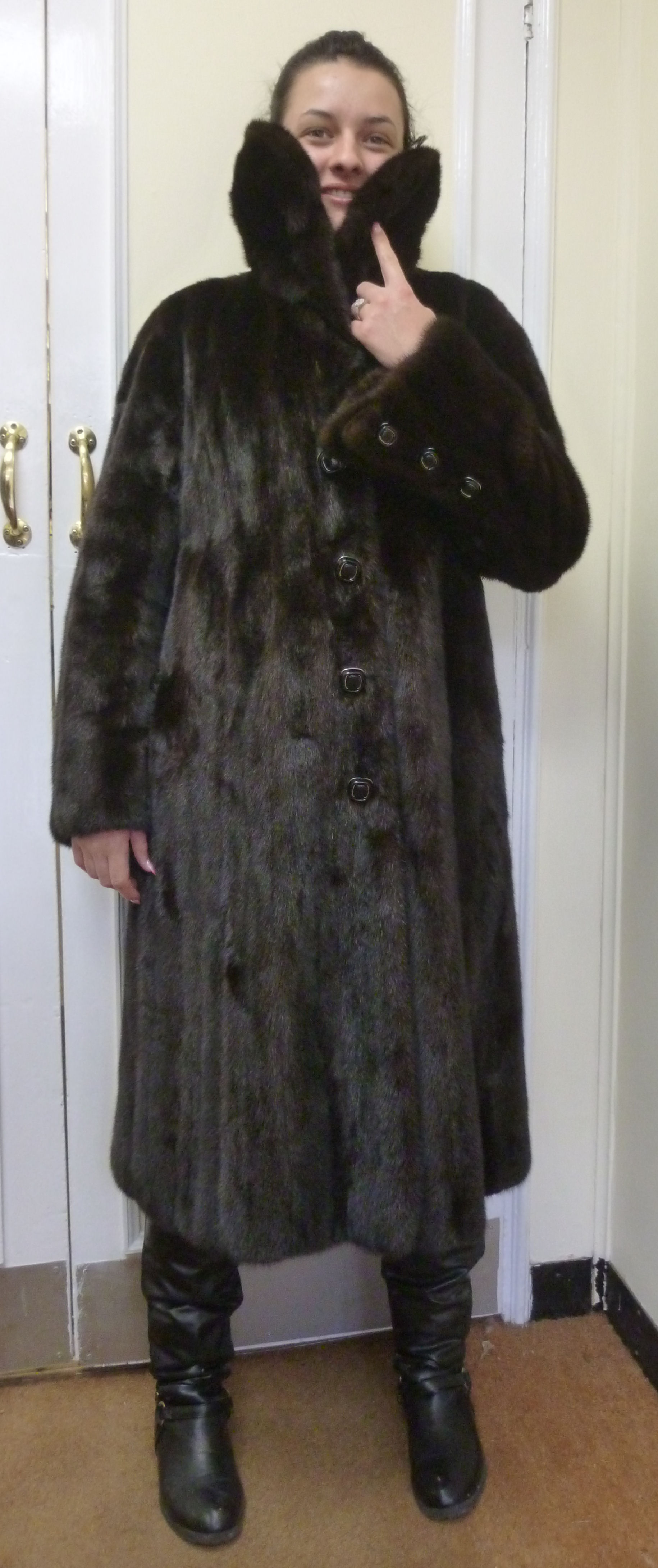 A mink coat, having a rolled collar, a b - Image 2 of 8