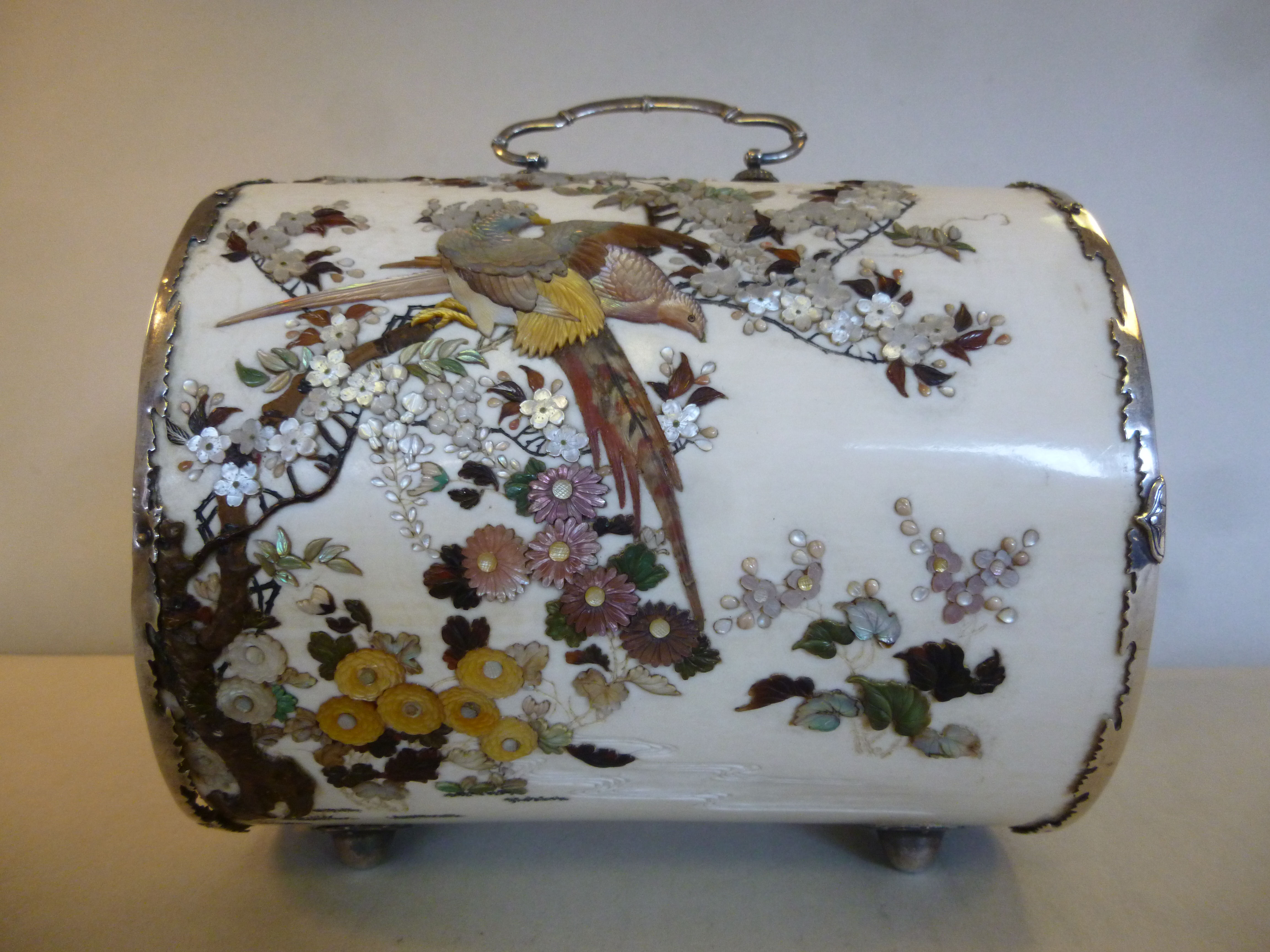 An early 20thC Japanese ivory casket, th