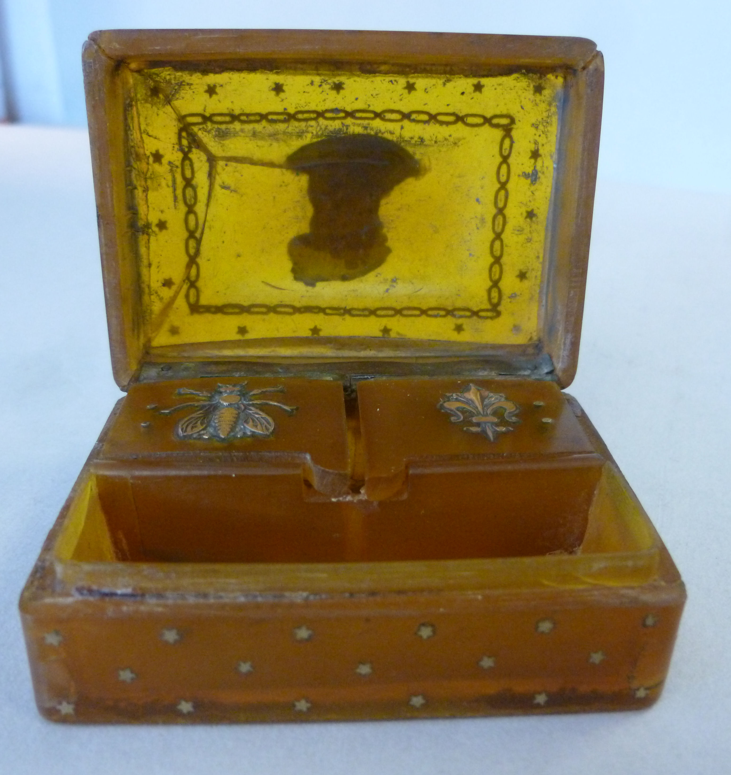 An 18thC horn trinket box, inlaid in yel