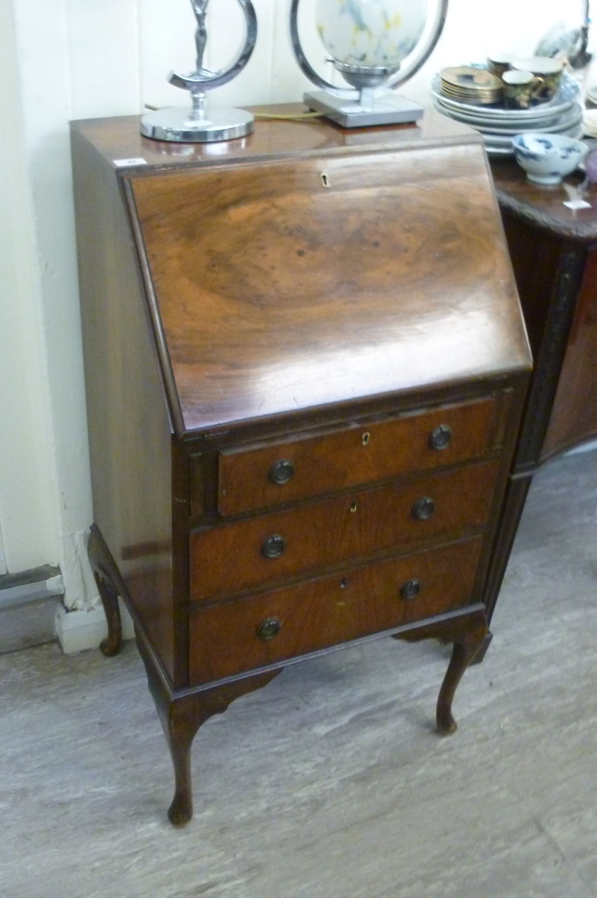 A lady's mid 20thC mahogany bureau, havi