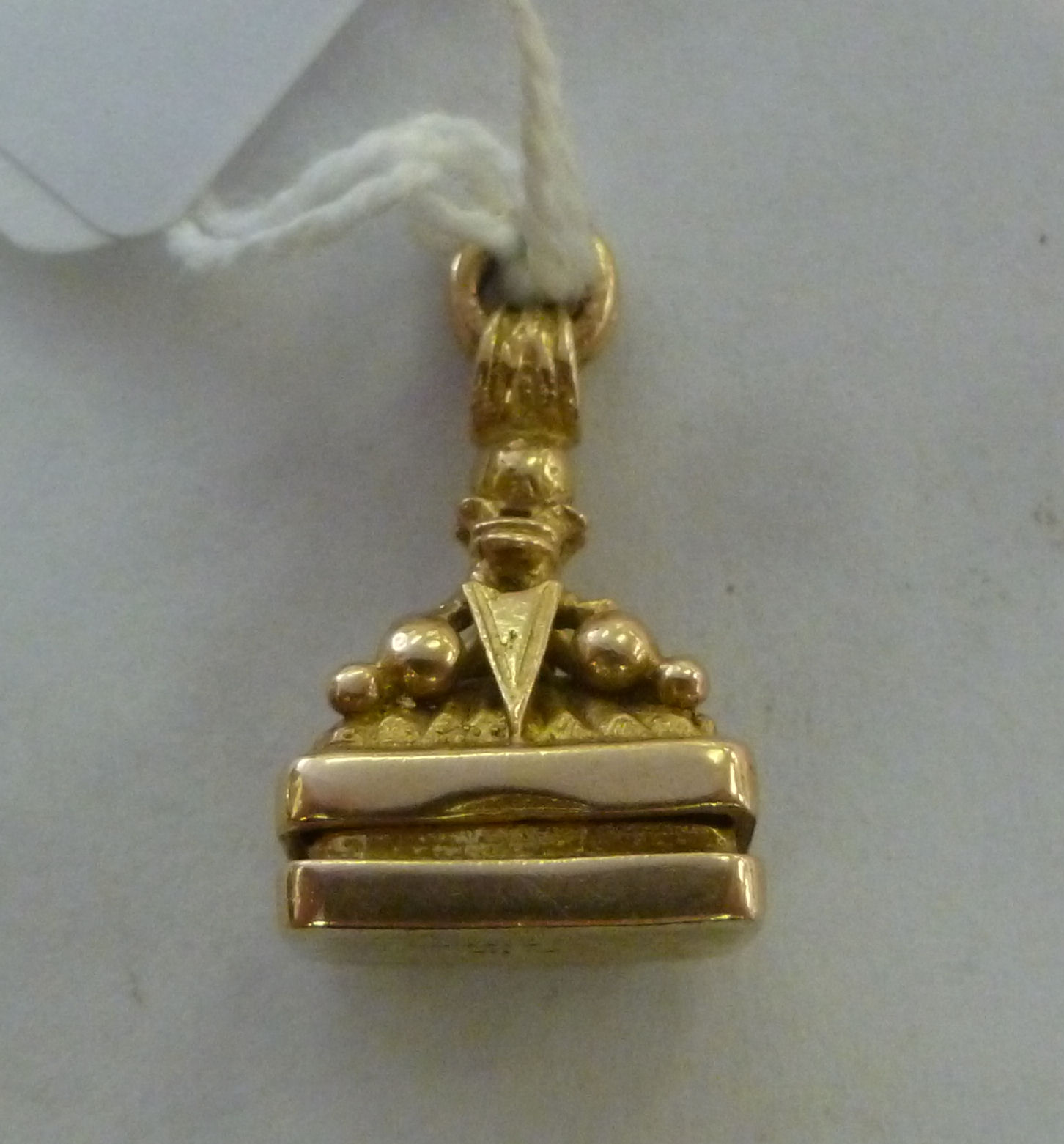 A 9ct gold locket seal with a pendant ri