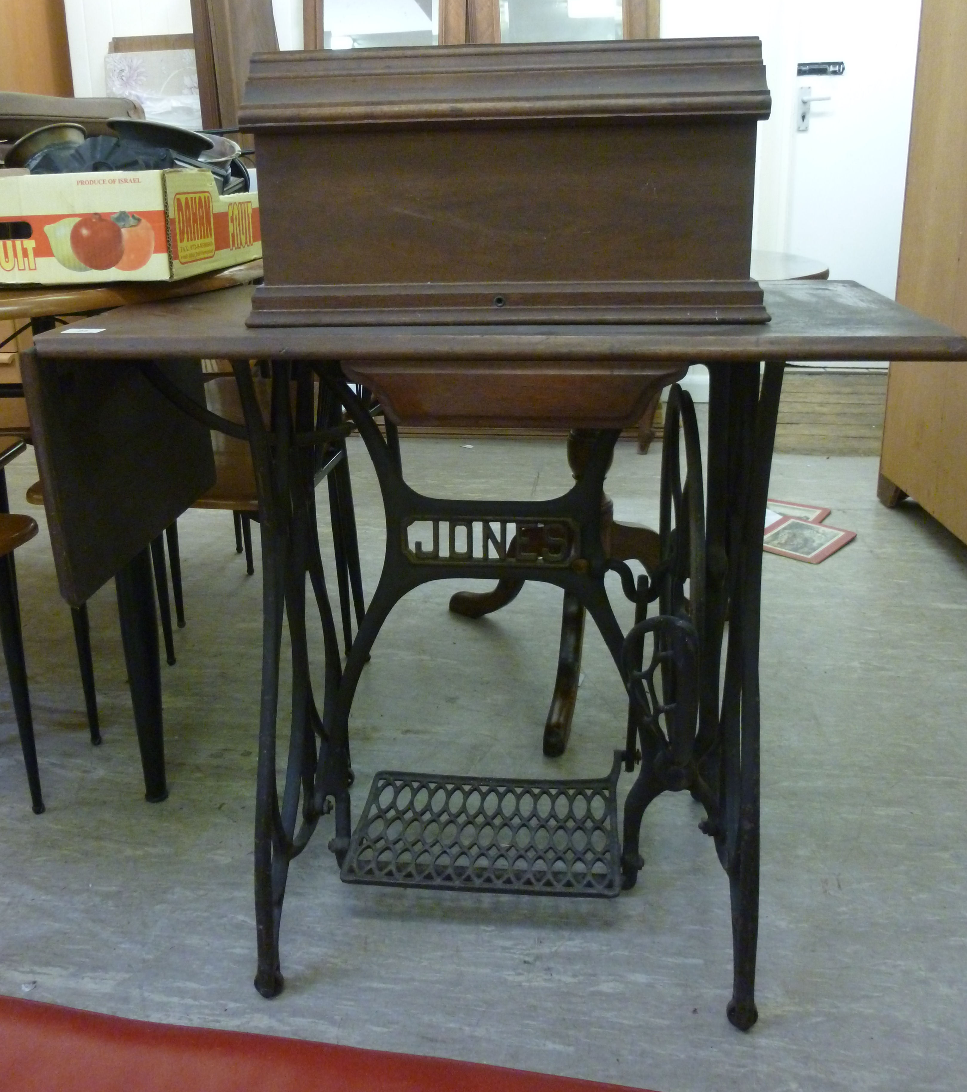 An early 20thC Jones treadle sewing mach - Image 2 of 2