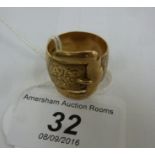 A 9ct gold cast and engraved buckle ring 11