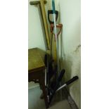 Garden hand tools: to include a pair of Draper telescopic lopping shears BSR