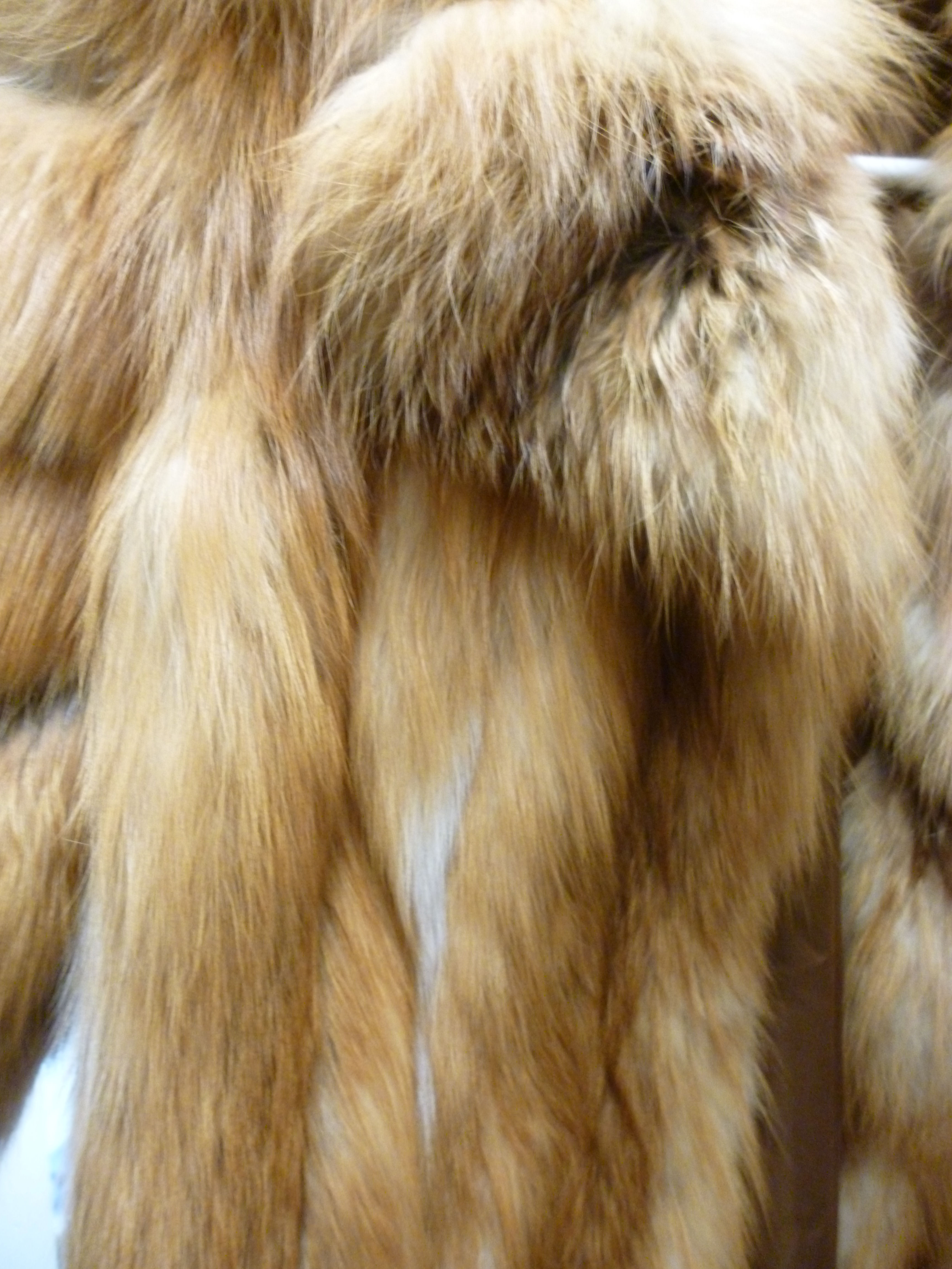 A two tone red fox fur coat with a lapel collar - Image 5 of 10