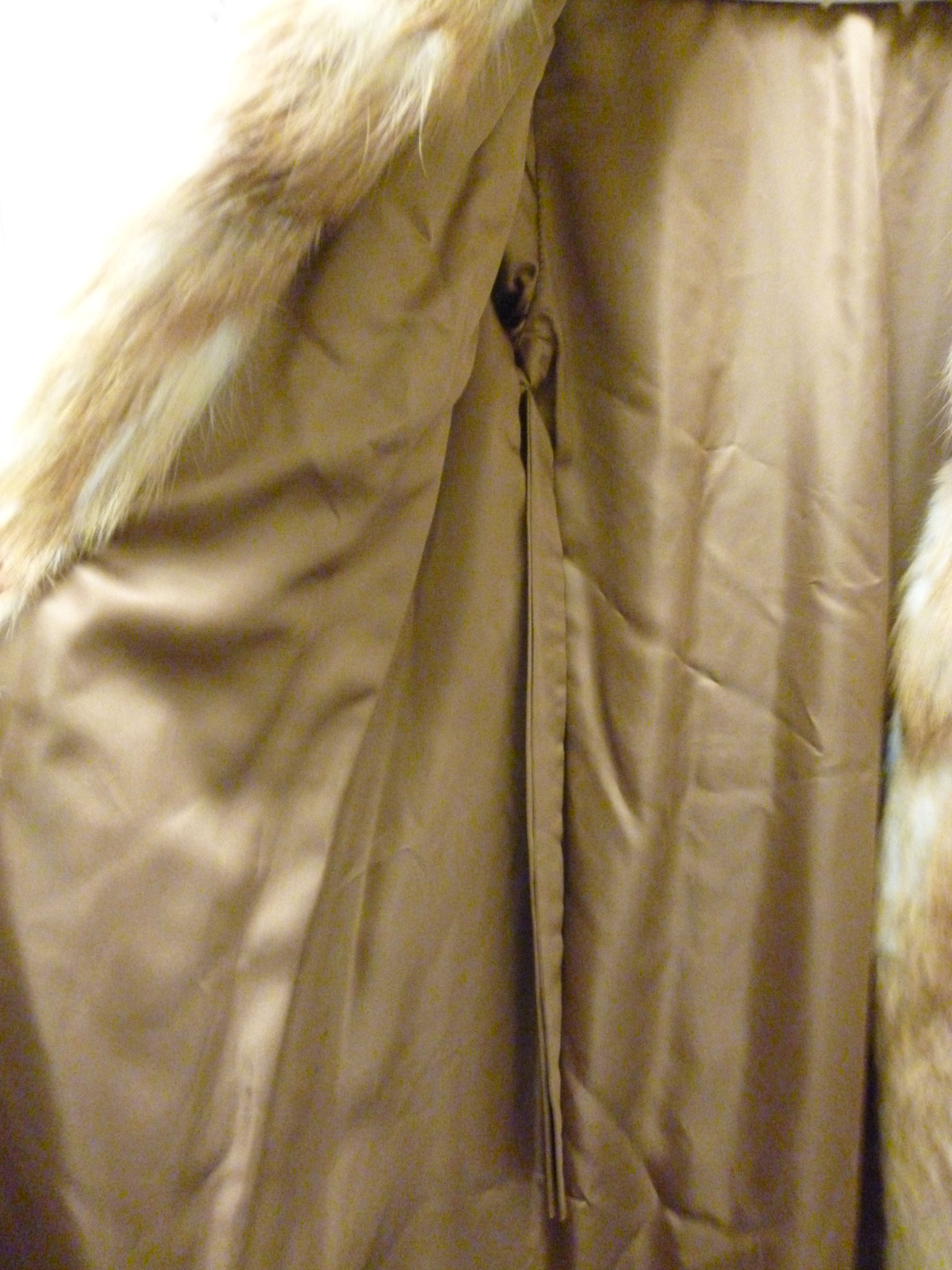 A two tone red fox fur coat with a lapel collar - Image 10 of 10