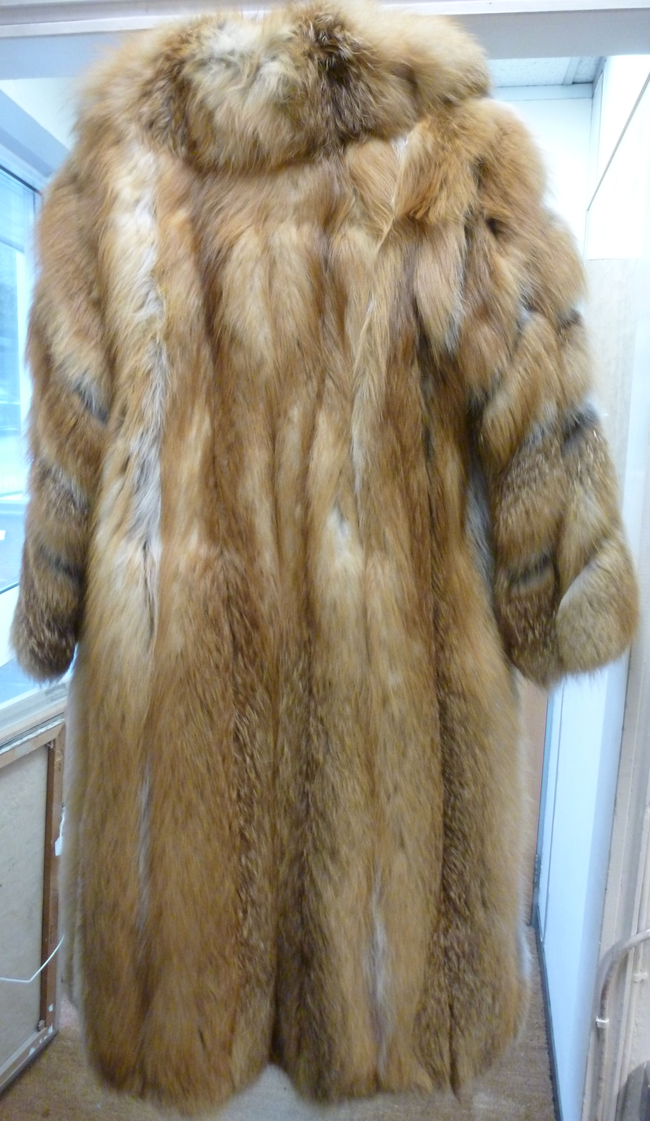 A two tone red fox fur coat with a lapel collar - Image 7 of 10
