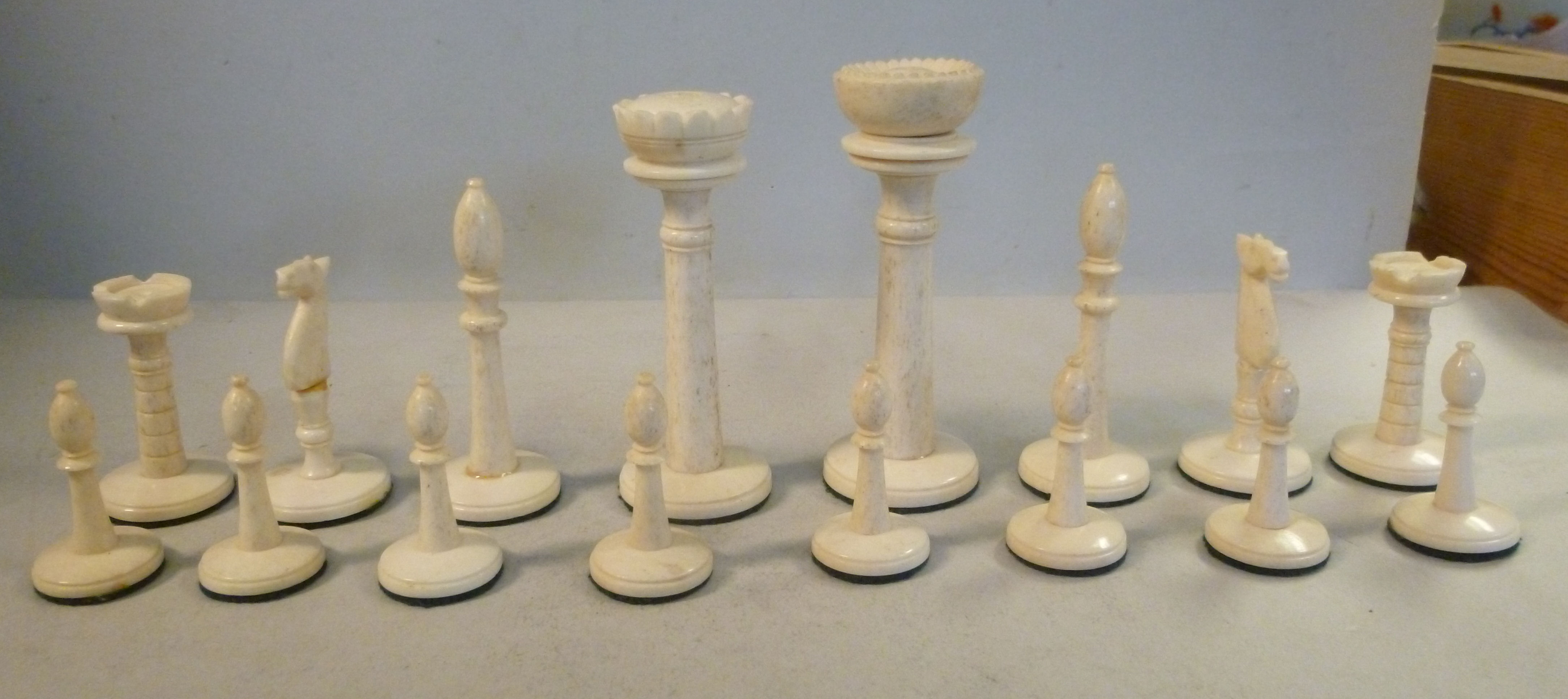 An early 20thC turned and carved bone, naturally coloured and black lacquered chess set, - Image 5 of 8