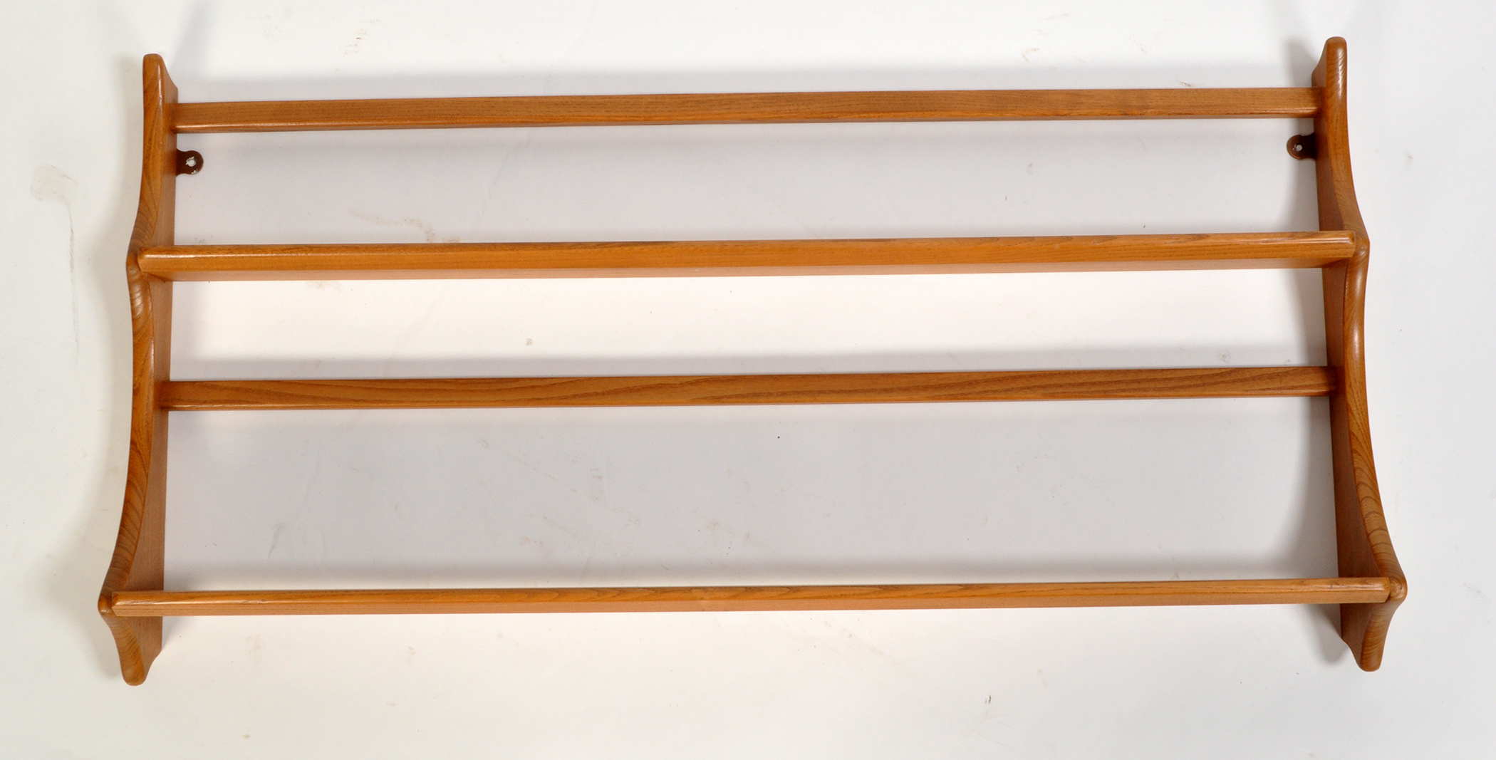 Ercol: an elm plate rack, the two tier rack with shaped supports, 97cms (38in.) wide.