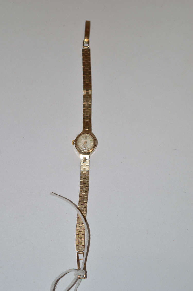 An ladies Accurist 9ct. yellow gold cased cocktail watch, on 9ct. yellow gold baton link strap.