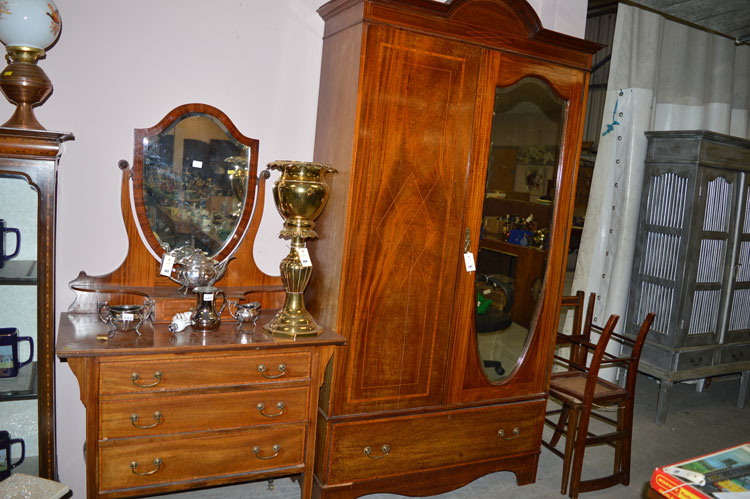 An Edwardian inlaid mahogany bedroom suite, with boxwood stringing and satinwood crossbanding,