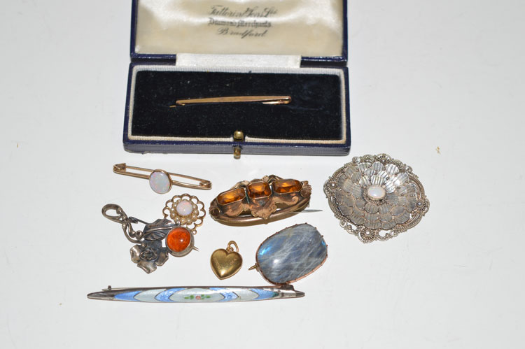 Jewellery set with opals, citrines, some enamel, etc.