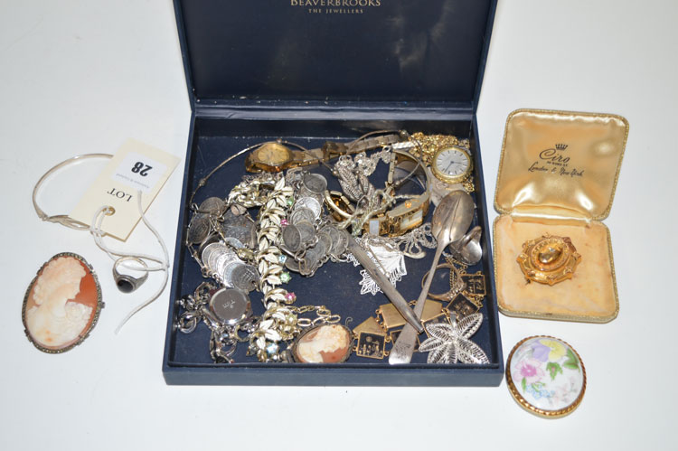 A quantity of costume jewellery,