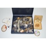 A quantity of costume jewellery,