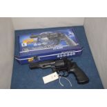 A Smith & Weston R8 steel BB air pistol with case.