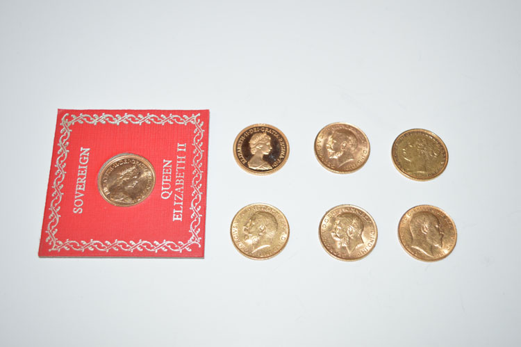 Seven gold sovereigns, dates include: 1911, 1909, 1927, 1913, 1885, 1978 and 1980, - Bild 2 aus 2