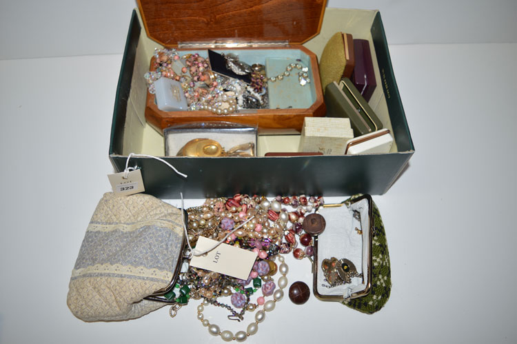 A quantity of costume jewellery.