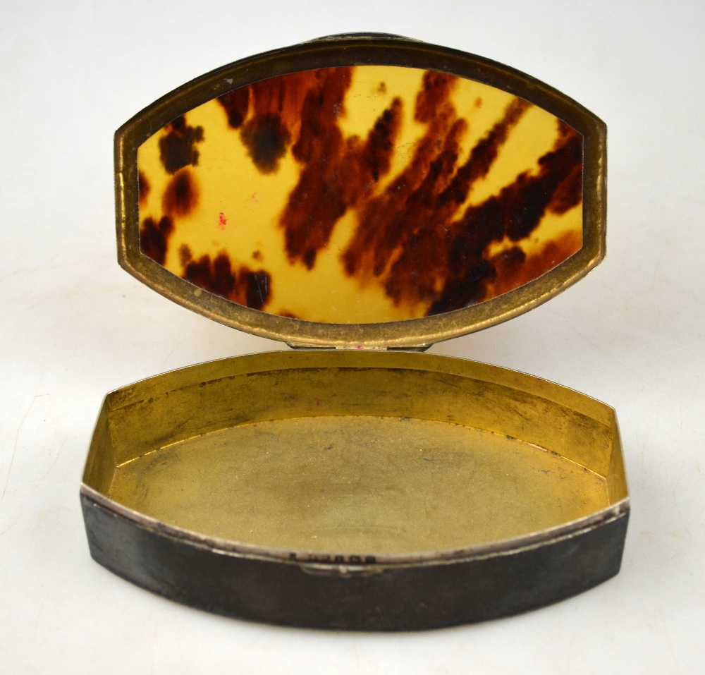 A silver trinket box of tonneau form with tortoiseshell inset cover, E. S. Barnsley & Co. - Image 4 of 5