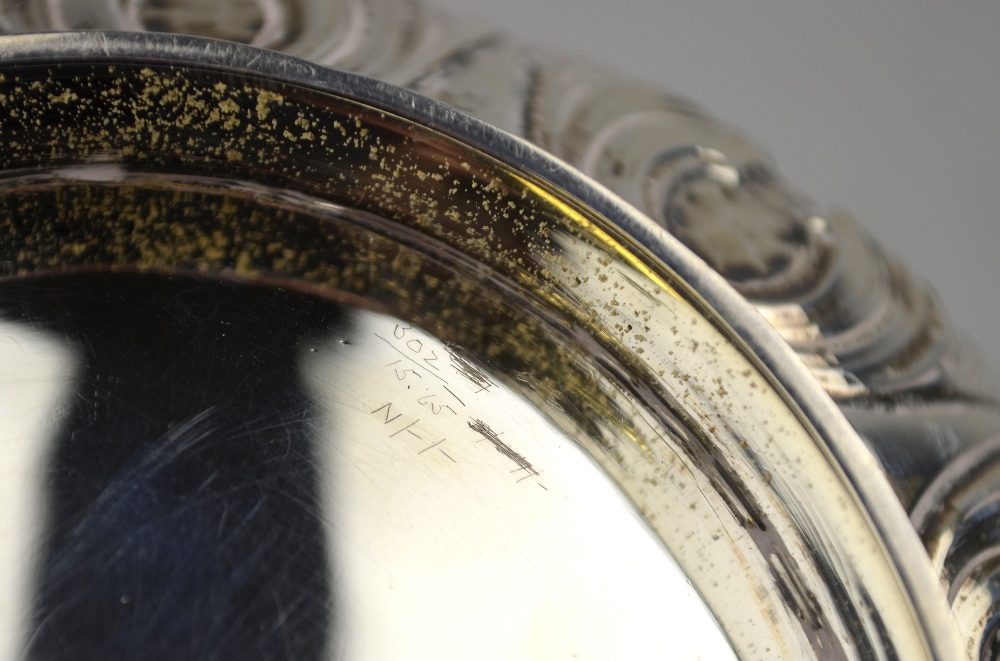 An Edwardian planished silver two-handled porringer or wassailing cup of baluster form with embossed - Image 3 of 5