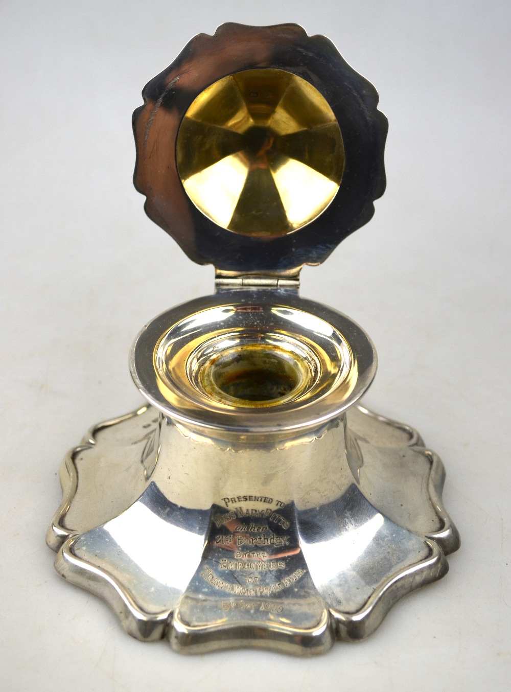 A silver capstan inkwell with hinged cover, Birmingham 1921, 12 cm diameter Condition Report - Image 3 of 5