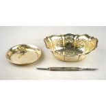An oval pierced silver bonbon bowl with shaped rim, Birmingham 1921,