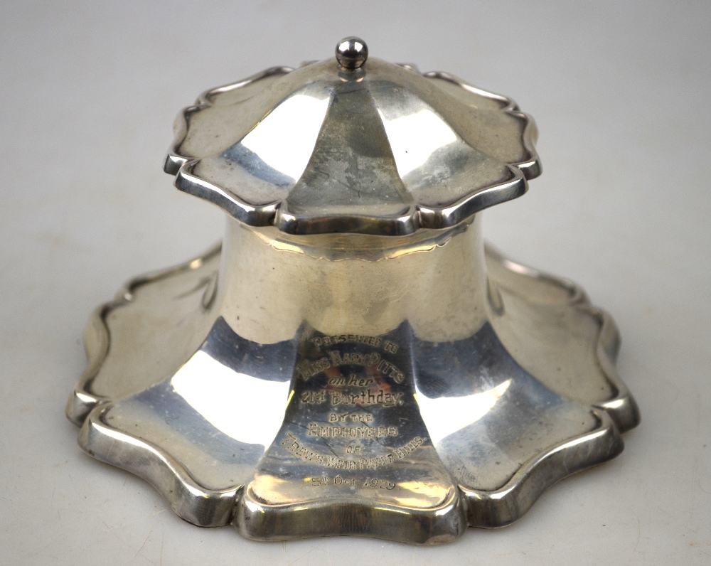 A silver capstan inkwell with hinged cover, Birmingham 1921, 12 cm diameter Condition Report