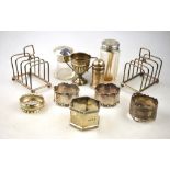 An Edwardian small pair of four-division toast-racks, Chester 1902, to/w five various napkin rings,