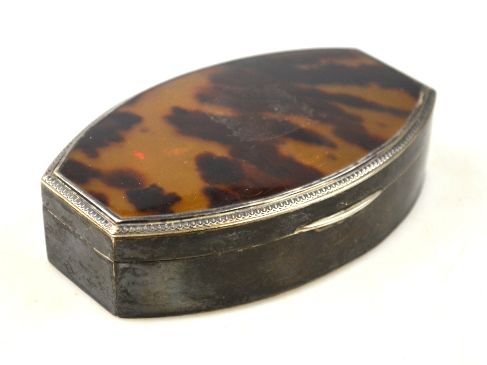 A silver trinket box of tonneau form with tortoiseshell inset cover, E. S. Barnsley & Co. - Image 3 of 5