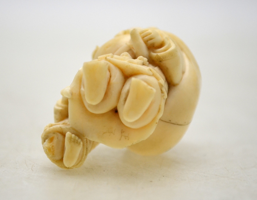 A Japanese ivory netsuke of a Shi Shi, 4 cm h. - Image 2 of 11