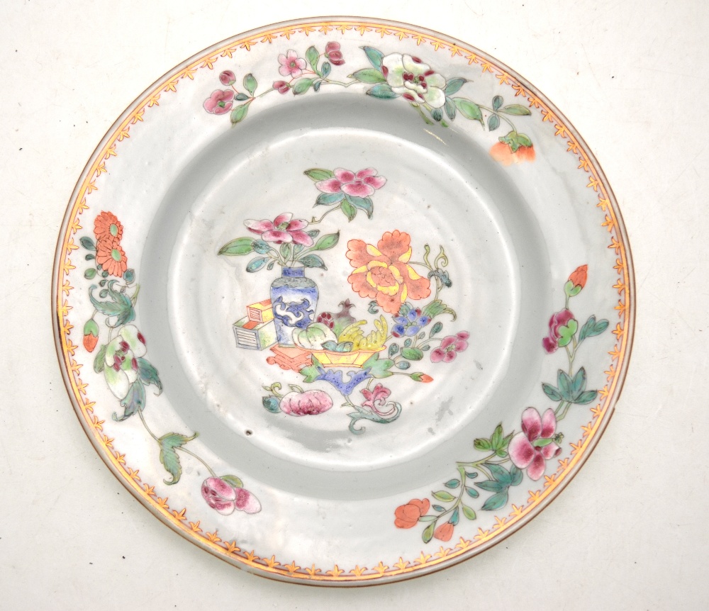 Four Chinese famille rose plates, 22.7 cm diam. and four Chinese blue and white plates, 23. - Image 4 of 5
