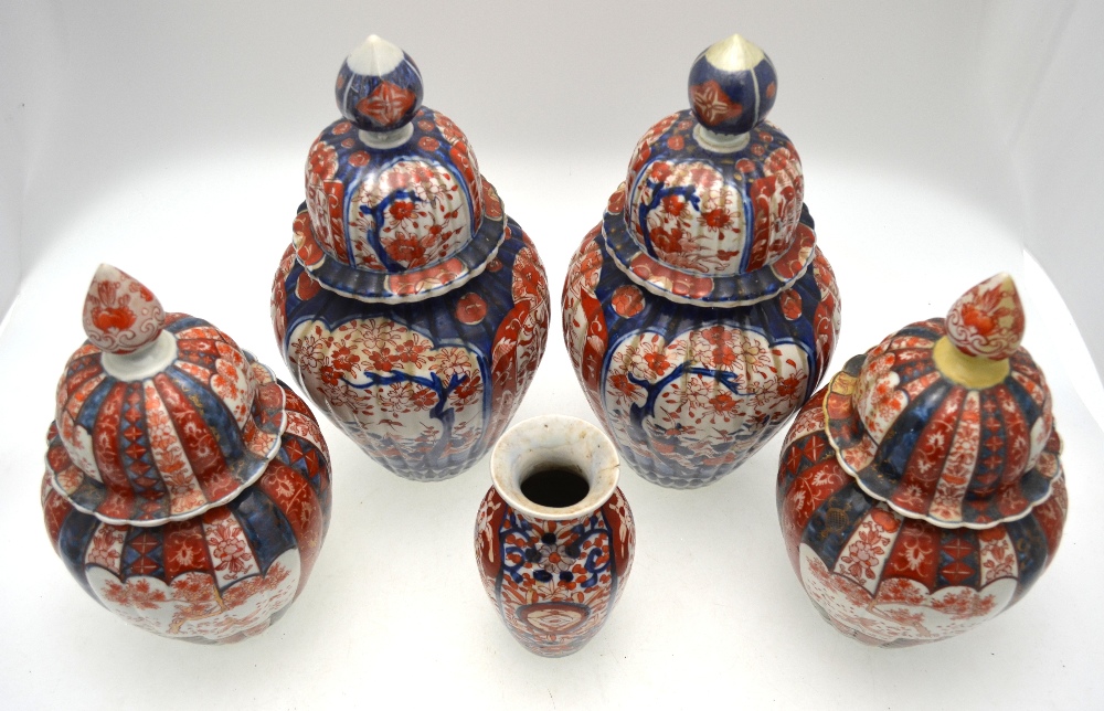 Two pairs of Japanese Imari vases, each vase with domed cover, 30 & 37 cm h. - Image 2 of 9